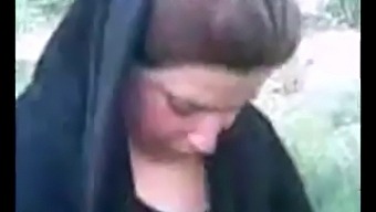Аматьорска Арабска Жена В Хиджаб Се Наслаждава На Секс На Открито