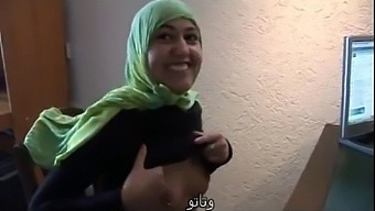 سكس سحاقيات عربي وغربي: جميلة العاهرة المغربية وفتاة هولندية