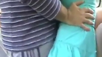 Vzrušujúci Incident S Oťukávaním Autobusu