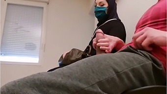 Voyeurský Lekár Tajne Natáča Nezákonnú Aktivitu Moslimského Pacienta V Čakárni.