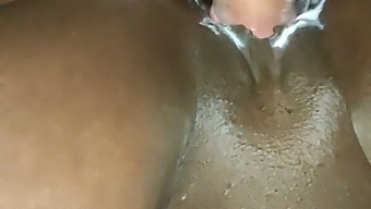 Štiri Osebe Se Zabavajo V Videu