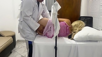 Förförisk Gynekologs Afrodisiakum Leder Till Fruns Vilda Sexuella Möte Och Inspelning