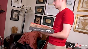 Veľké Prirodzené Prsia Poskakujú, Keď Na Tebe Jazdí