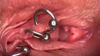 Close-Up Intens Dari Vaginaku Yang Basah Kuyup Setelah Pipis