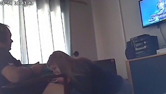 Nevlastná Mama Je Zachytená Skrytou Kamerou Pri Sexe S Mojím Priateľom