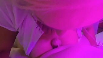 Nezbedná Sestra Zvádza Svojho Pacienta Výstrekom Na Tvár