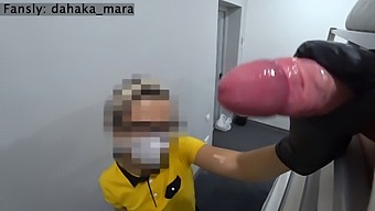 Hotelová Chyžná Sa Pozerá A Dráždi Ma K Orgazmu