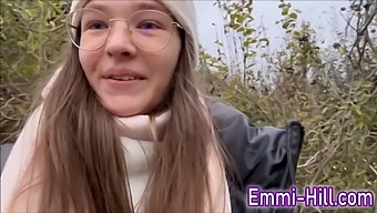 Ung Solo-Kunstner Tisser Offentligt I Biografen I Hd