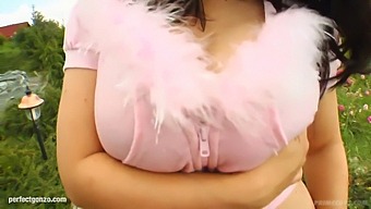 Kristi Má Veľké Prirodzené Prsia V Tomto Videu Primecups.