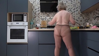 Saksikan Seorang Istri Yang Berisi Dalam Stoking Nylon Di Dapur, Menyajikan Lebih Dari Sekedar Sarapan.