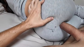 لقاء حميم غير متوقع بين زوجة الأب وابن زوجها!