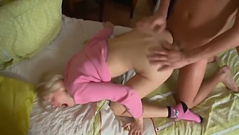 أنا أخترق بشغف مؤخرة أختي الزوجة التي لم يمسها أحد حتى تغطيها السائل المنوي