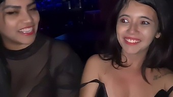 Малката Тийнейджърка Получава Пръсти Във Вагината И Ануса Си Преди Труден И Бърз Секс В Кабината На Суингърите