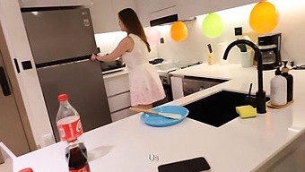 مارست جنس سحاقي ساخن مع أم صديقي في المطبخ بعد حفلة عيد ميلاده.